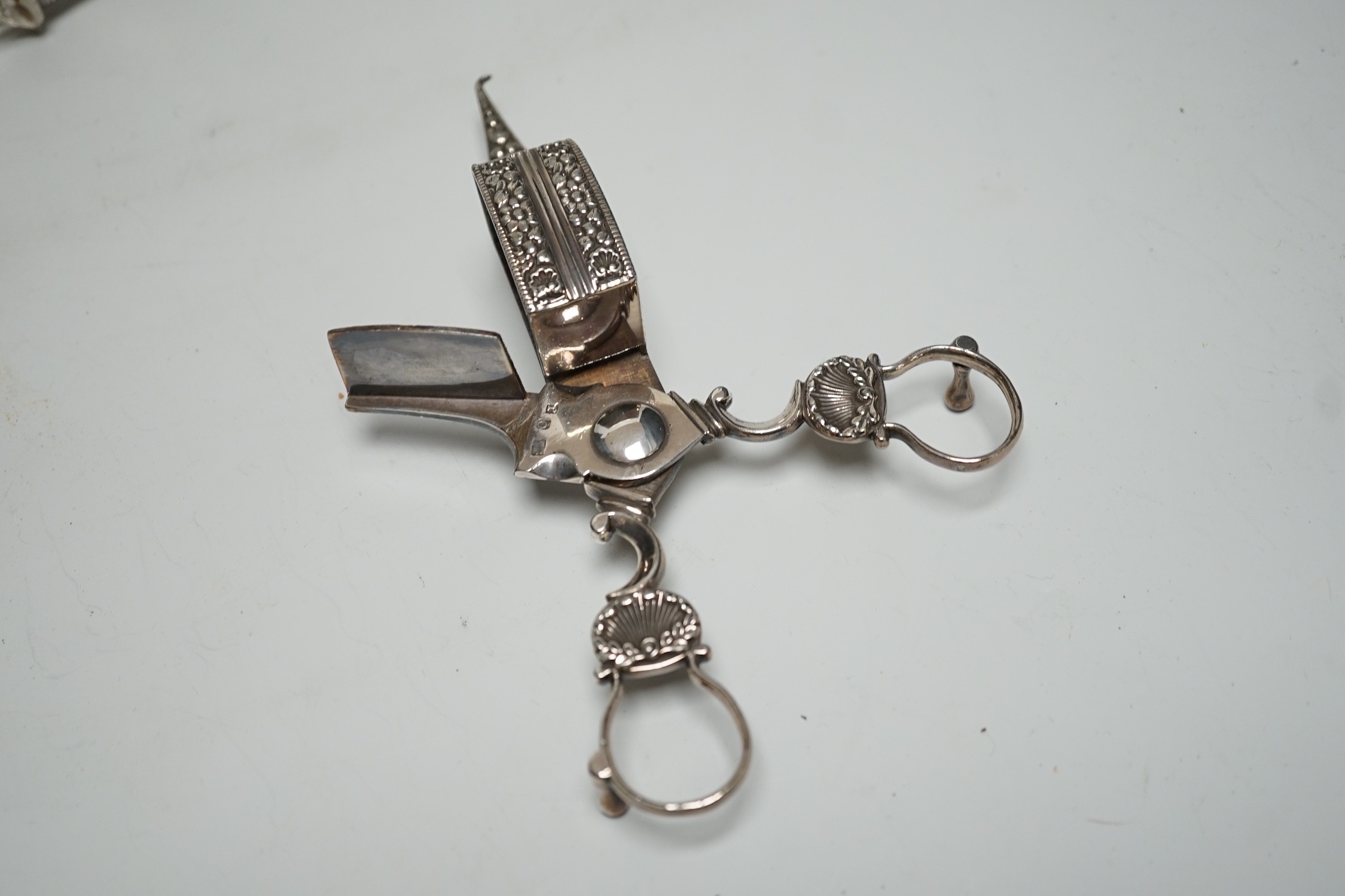 A pair of Edwardian glass handled silver salad servers, Sheffield, 1901, 26.9cm together with a modern wooden handled silver extinguisher and a pair of plated candle snuffers.